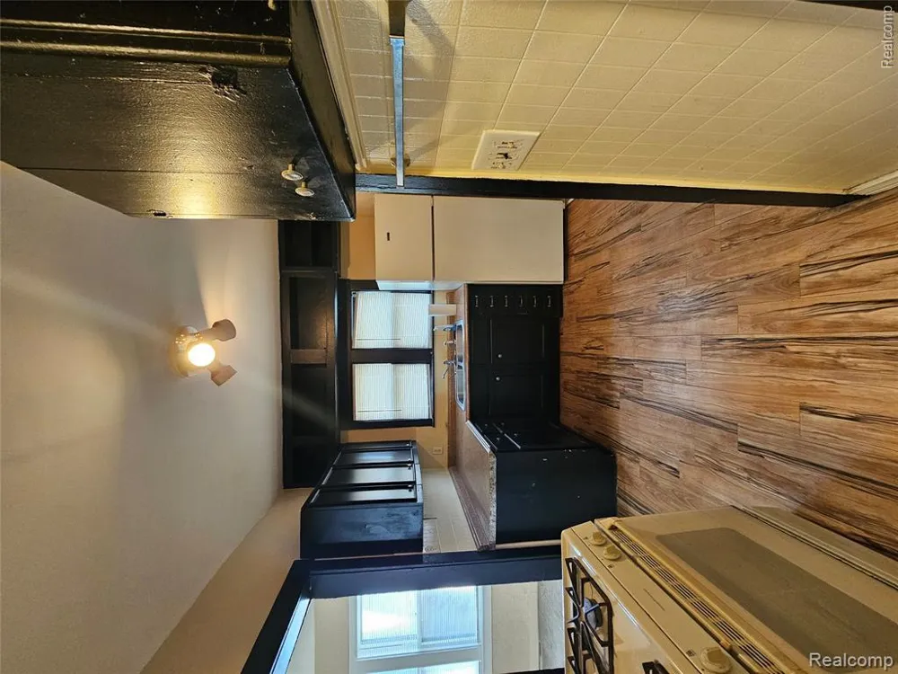 8033 JACKSON AVENUE Warren City, MI 48089