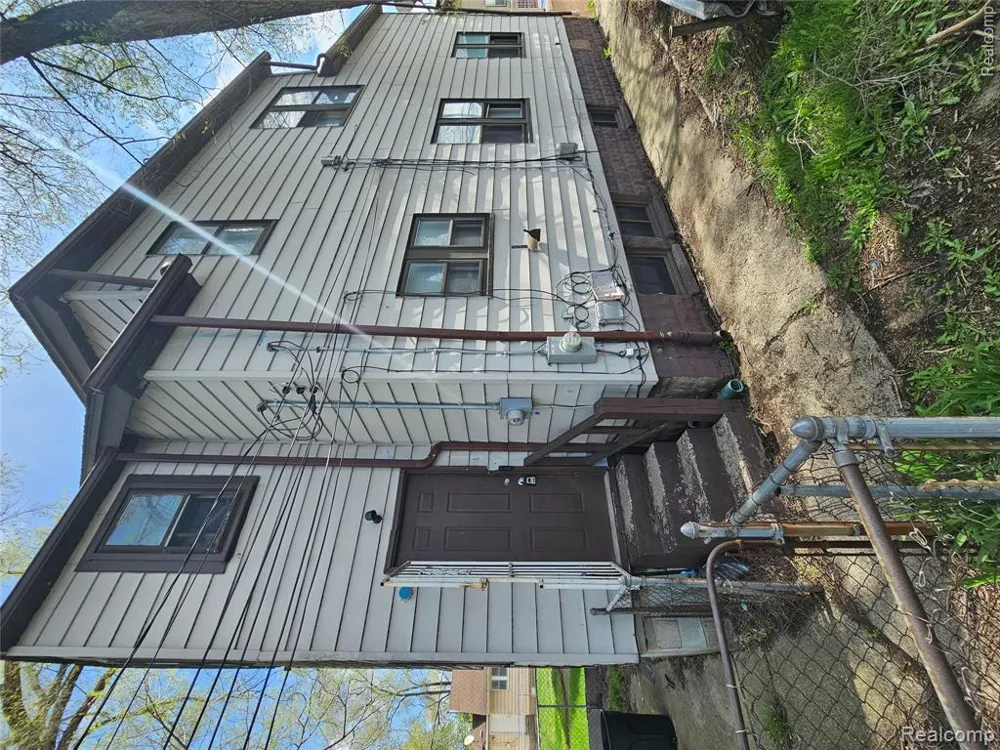 8033 JACKSON AVENUE Warren City, MI 48089