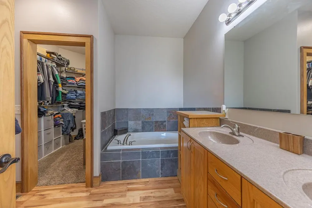 S3565 Rooster Ridge Lane Fountain City, WI 54629