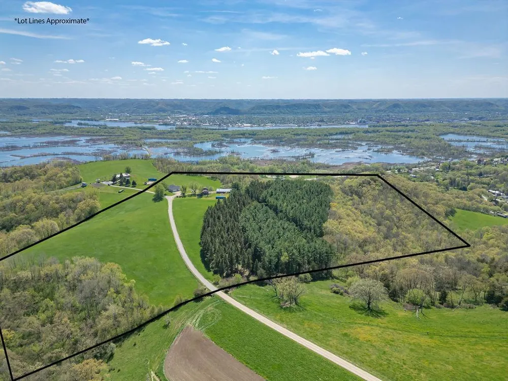 S3565 Rooster Ridge Lane Fountain City, WI 54629