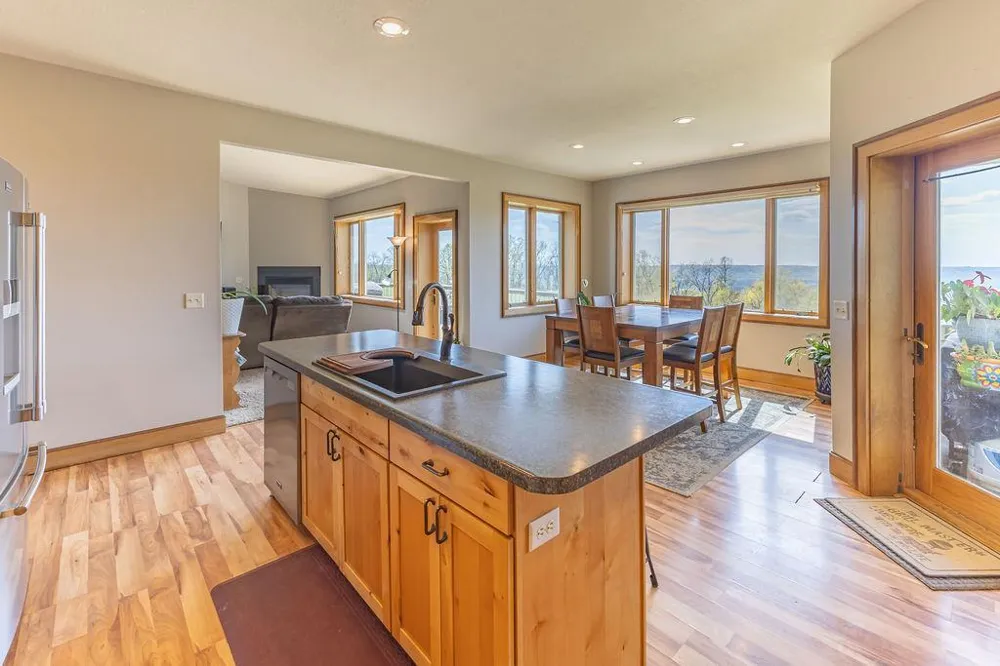 S3565 Rooster Ridge Lane Fountain City, WI 54629