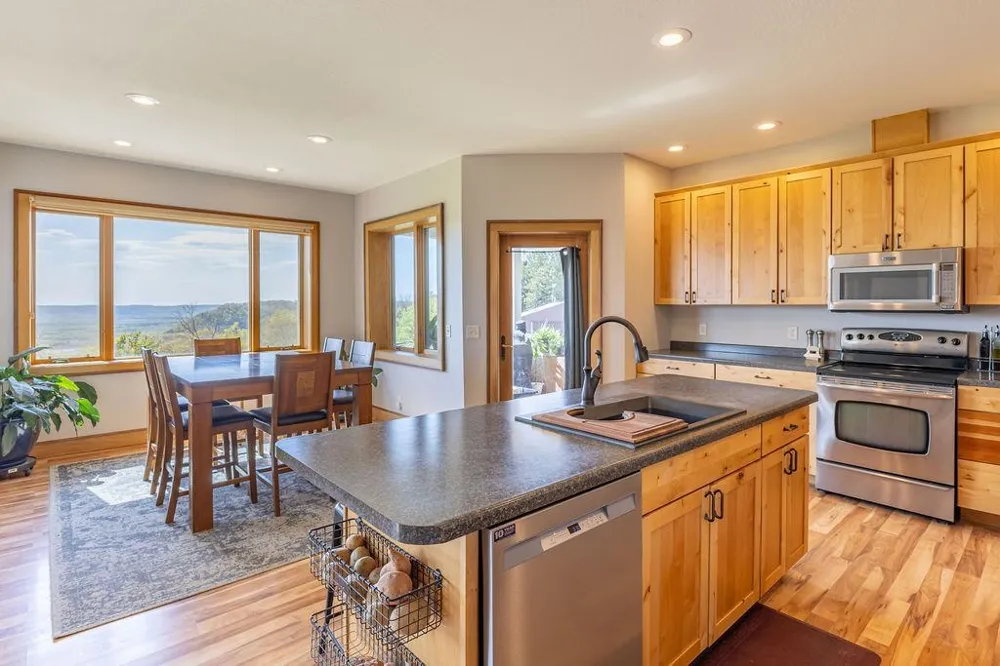 S3565 Rooster Ridge Lane Fountain City, WI 54629