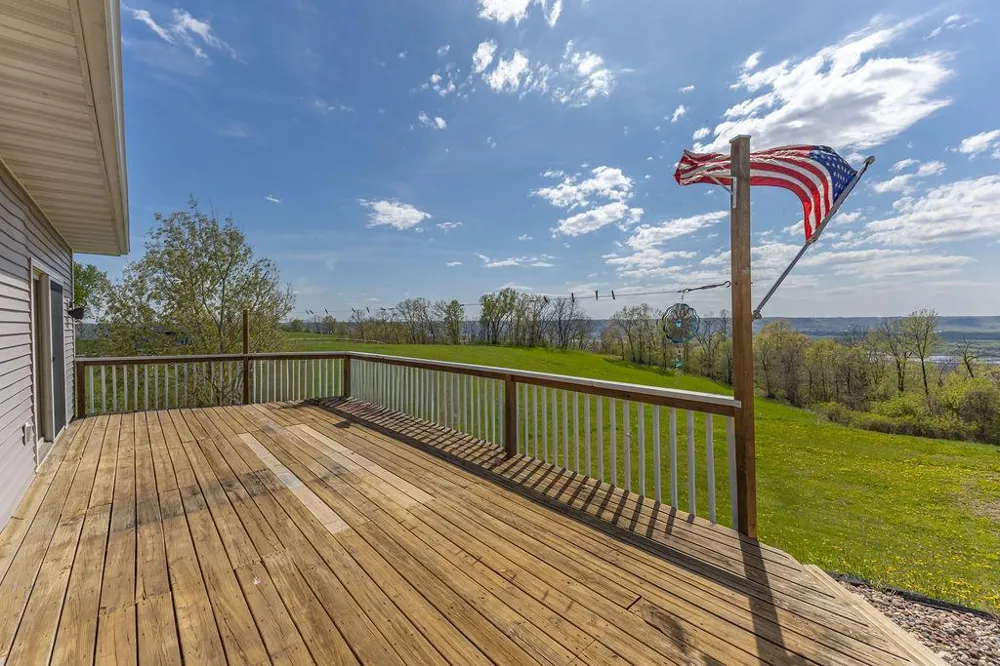 S3565 Rooster Ridge Lane Fountain City, WI 54629