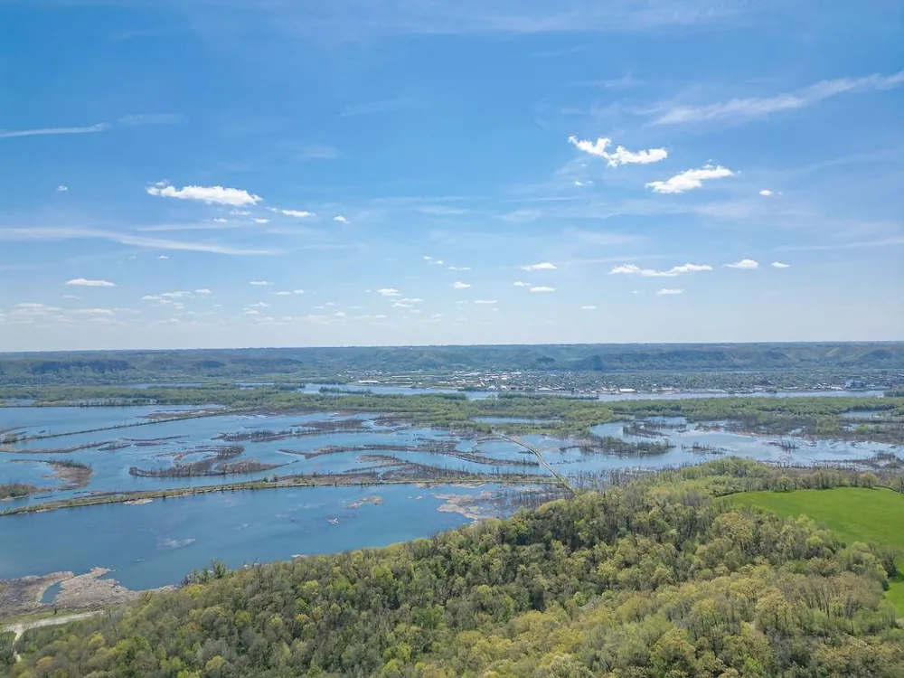 S3565 Rooster Ridge Lane Fountain City, WI 54629