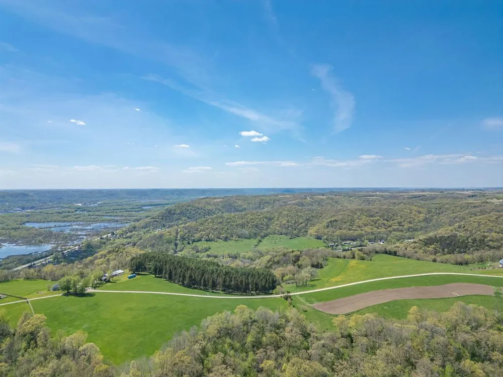 S3565 Rooster Ridge Lane Fountain City, WI 54629