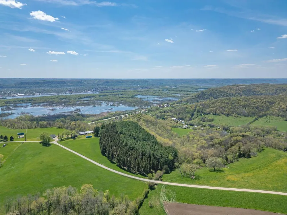 S3565 Rooster Ridge Lane Fountain City, WI 54629