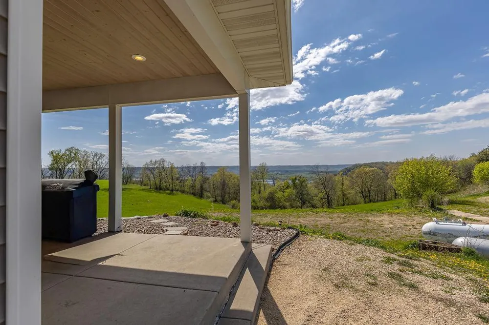 S3565 Rooster Ridge Lane Fountain City, WI 54629