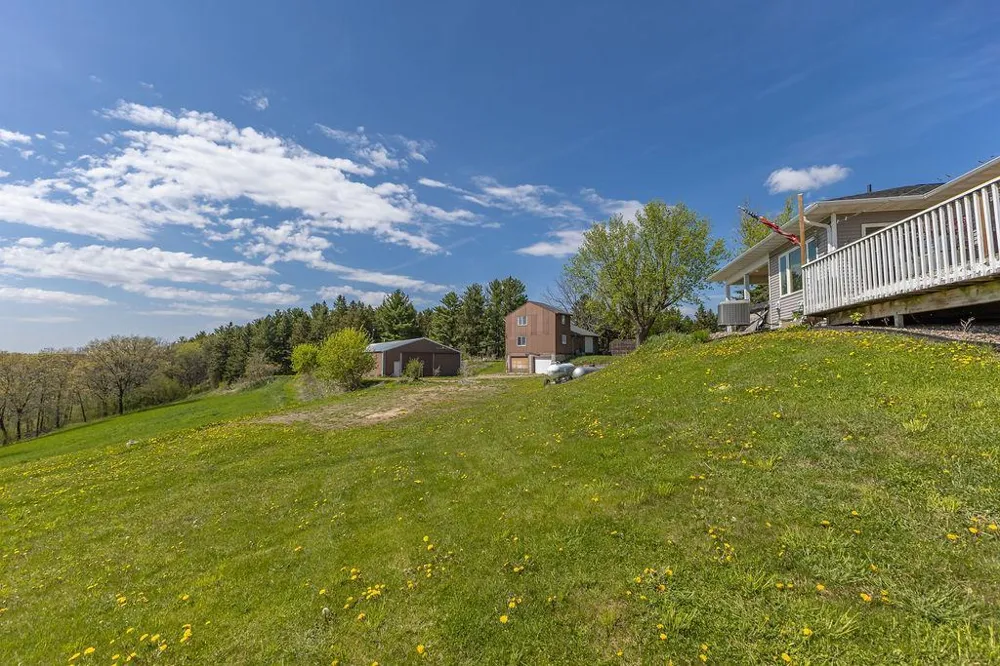 S3565 Rooster Ridge Lane Fountain City, WI 54629