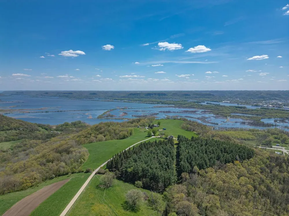 S3565 Rooster Ridge Lane Fountain City, WI 54629