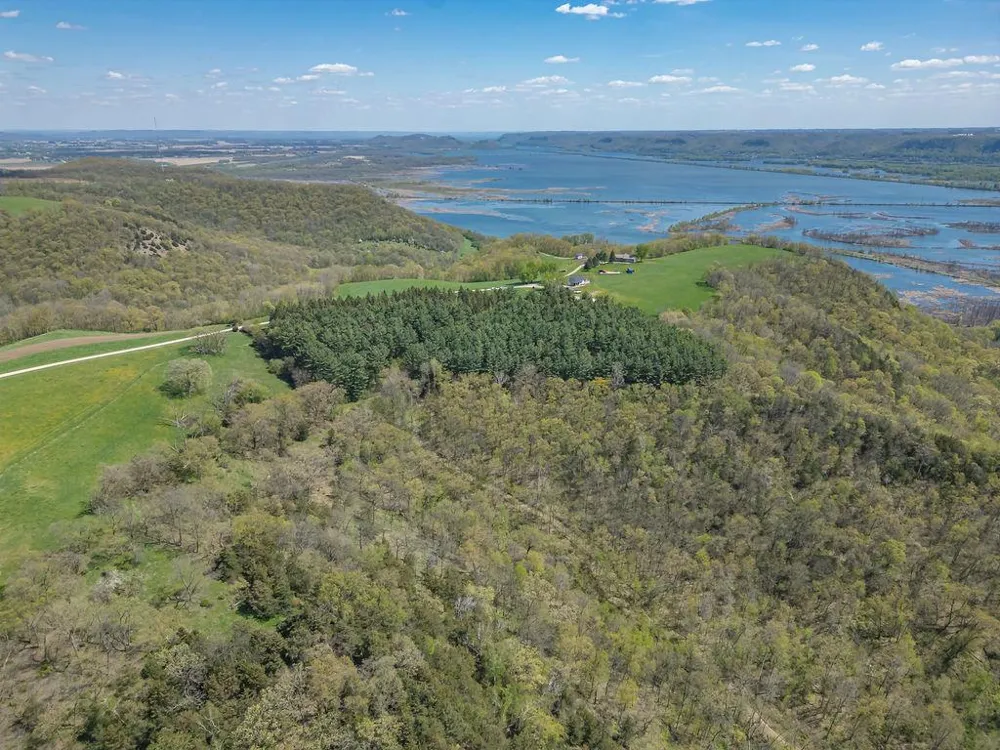 S3565 Rooster Ridge Lane Fountain City, WI 54629