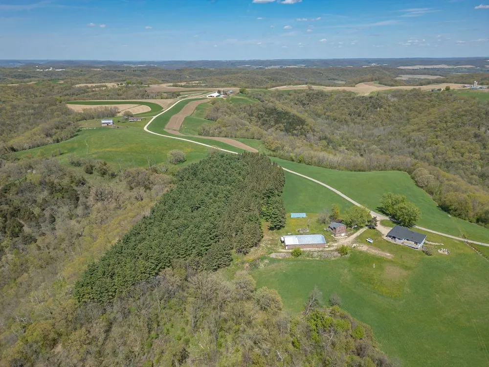 S3565 Rooster Ridge Lane Fountain City, WI 54629