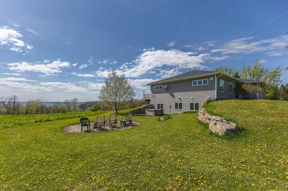 S3565 Rooster Ridge Lane Fountain City, WI 54629
