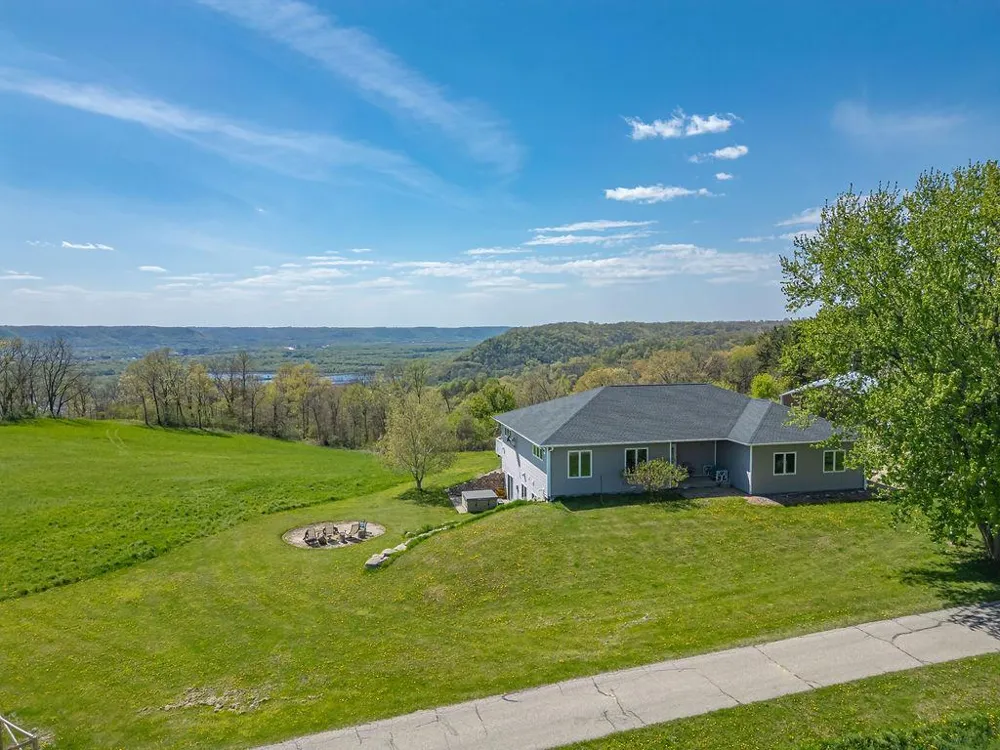S3565 Rooster Ridge Lane Fountain City, WI 54629