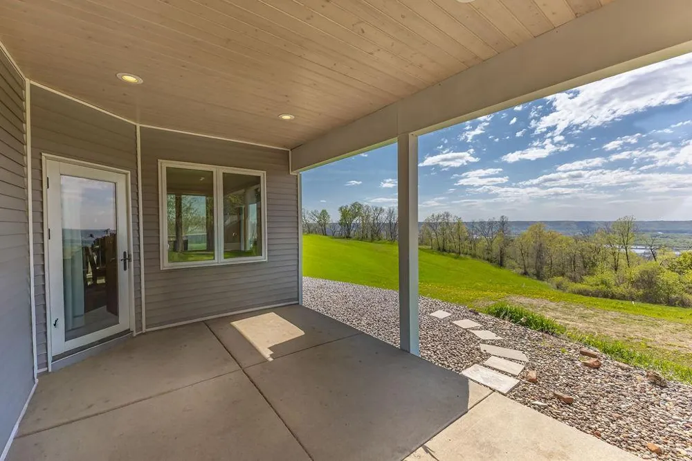 S3565 Rooster Ridge Lane Fountain City, WI 54629
