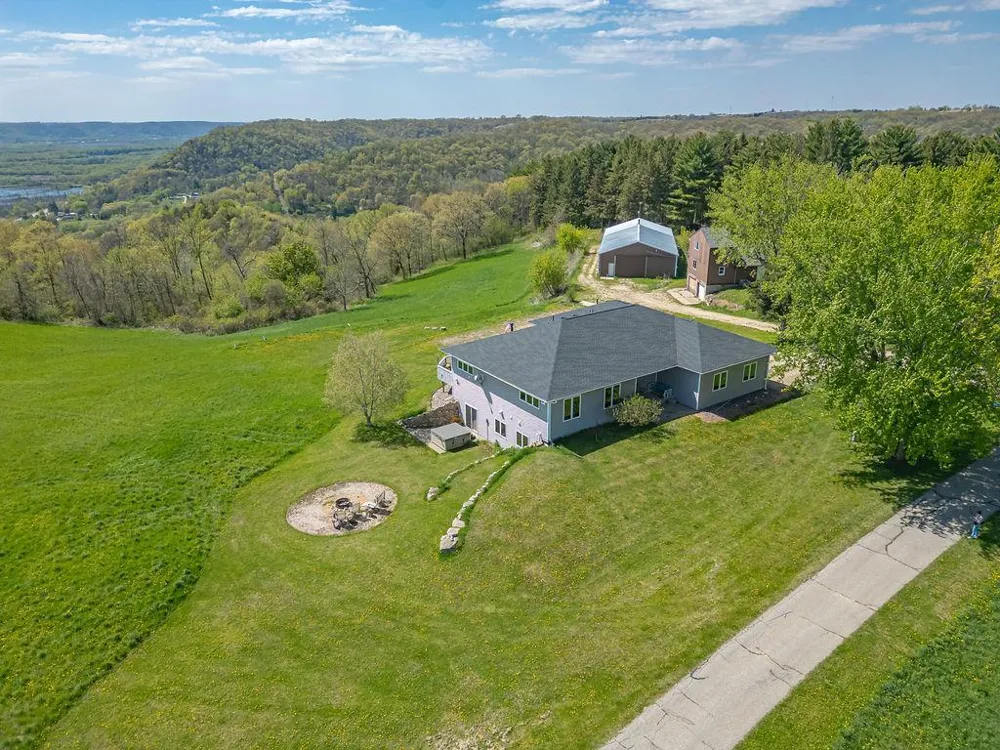S3565 Rooster Ridge Lane Fountain City, WI 54629
