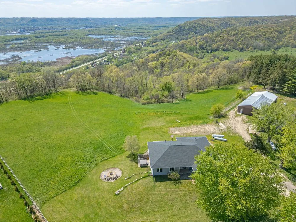 S3565 Rooster Ridge Lane Fountain City, WI 54629