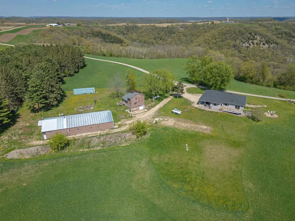 S3565 Rooster Ridge Lane Fountain City, WI 54629