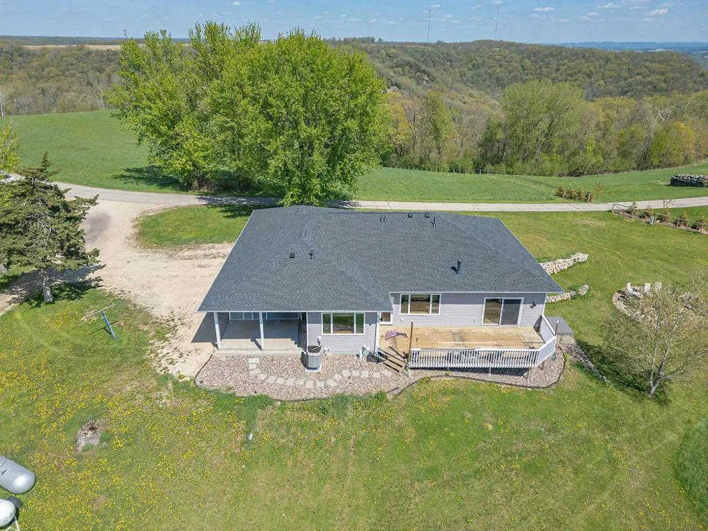 S3565 Rooster Ridge Lane Fountain City, WI 54629