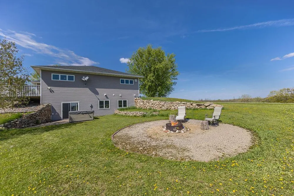 S3565 Rooster Ridge Lane Fountain City, WI 54629