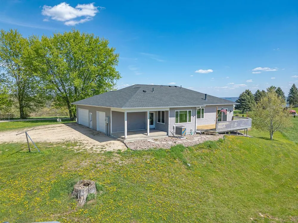 S3565 Rooster Ridge Lane Fountain City, WI 54629
