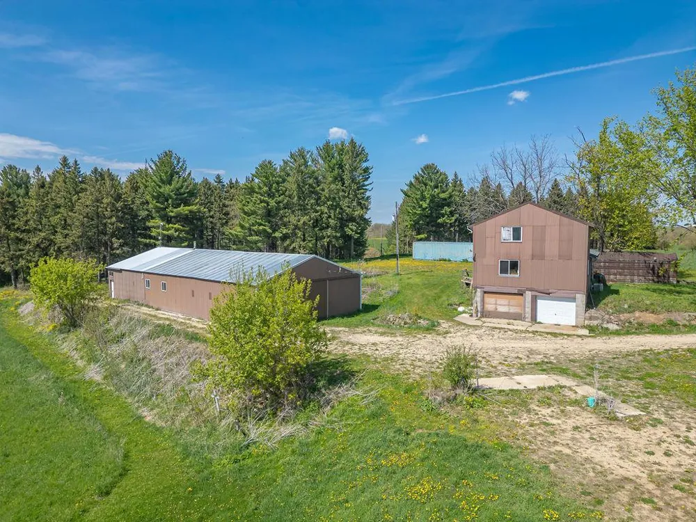 S3565 Rooster Ridge Lane Fountain City, WI 54629