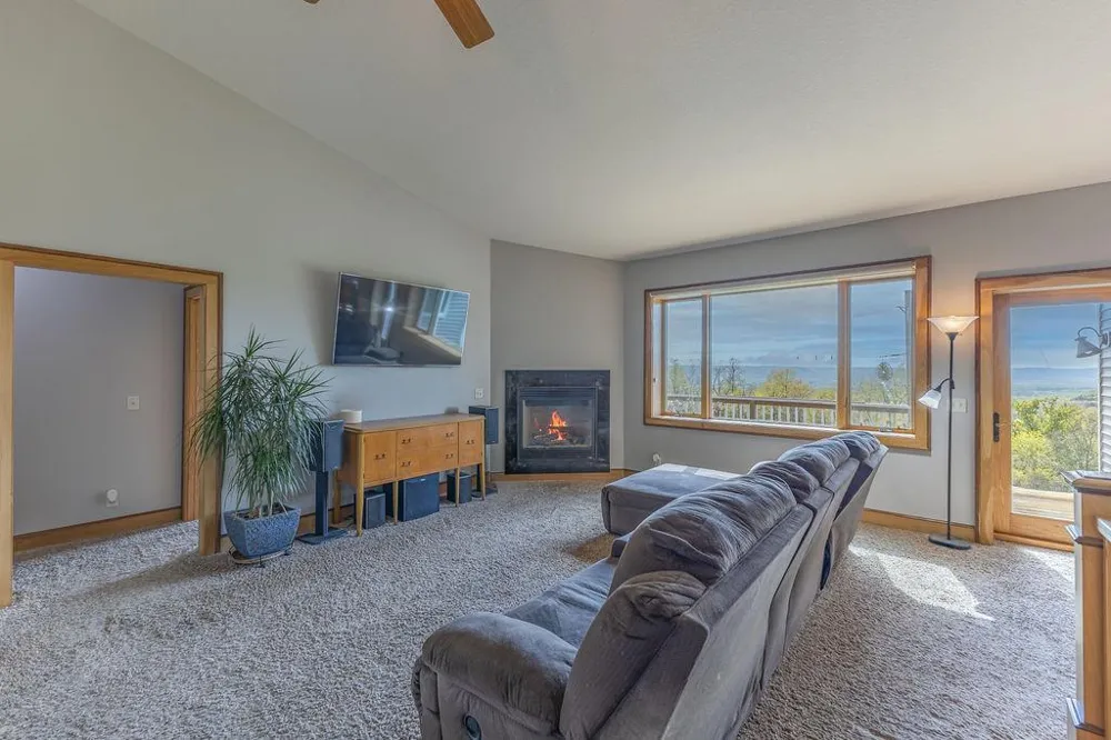 S3565 Rooster Ridge Lane Fountain City, WI 54629