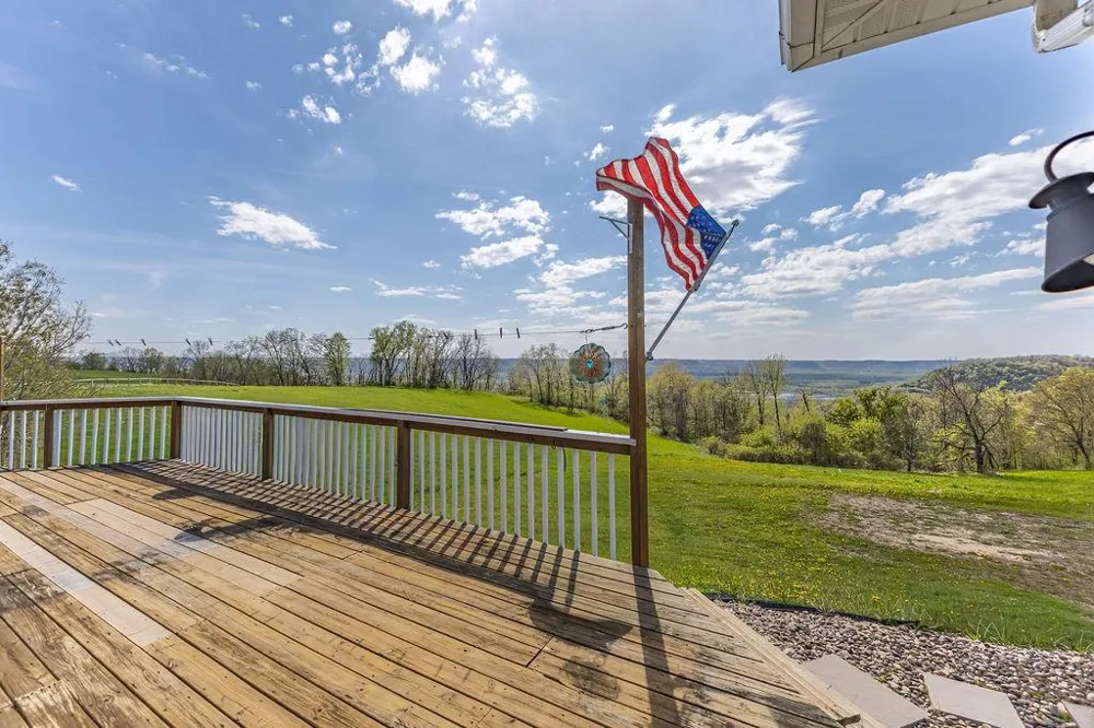 S3565 Rooster Ridge Lane Fountain City, WI 54629