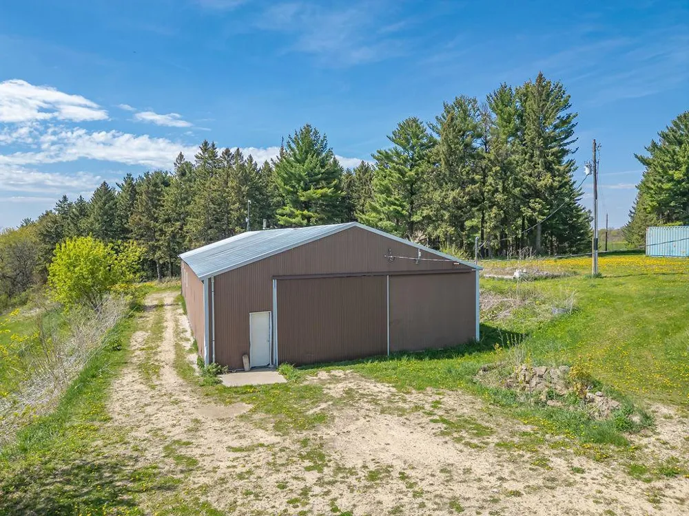S3565 Rooster Ridge Lane Fountain City, WI 54629