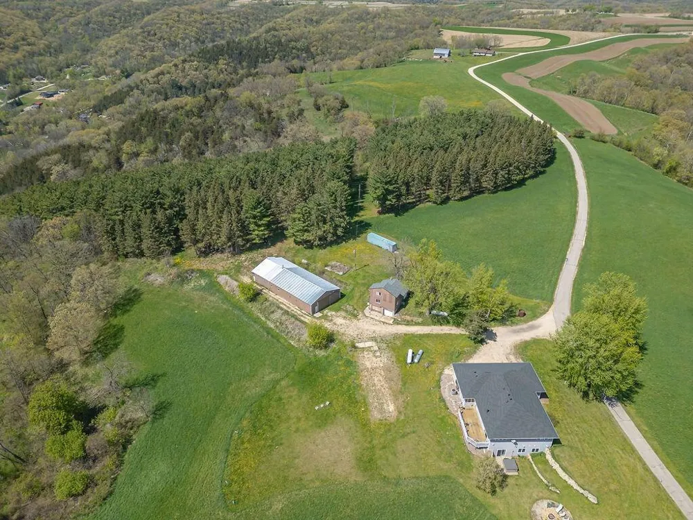 S3565 Rooster Ridge Lane Fountain City, WI 54629