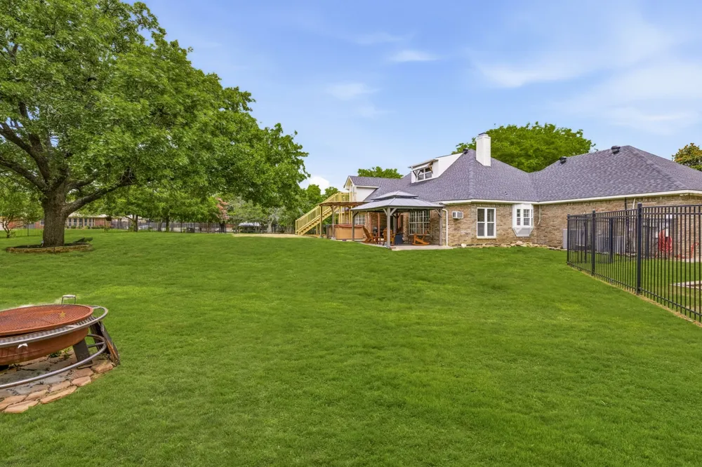 1092 Holly Lane Lewisville, TX 75067