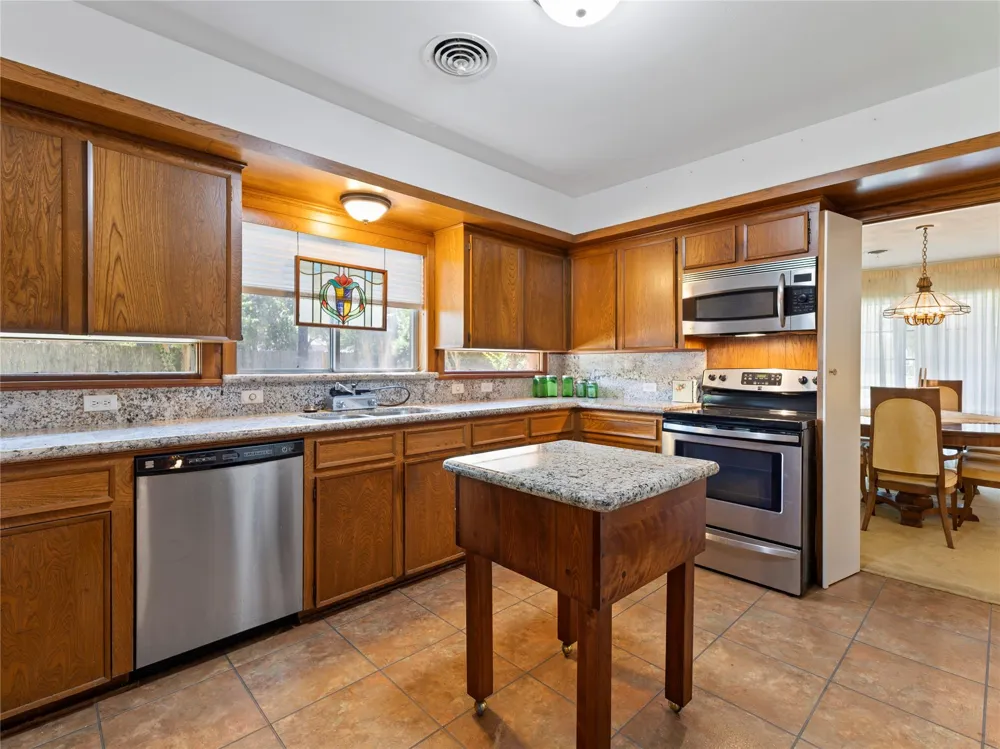 2721 Oak Drive Bay City, TX 77414