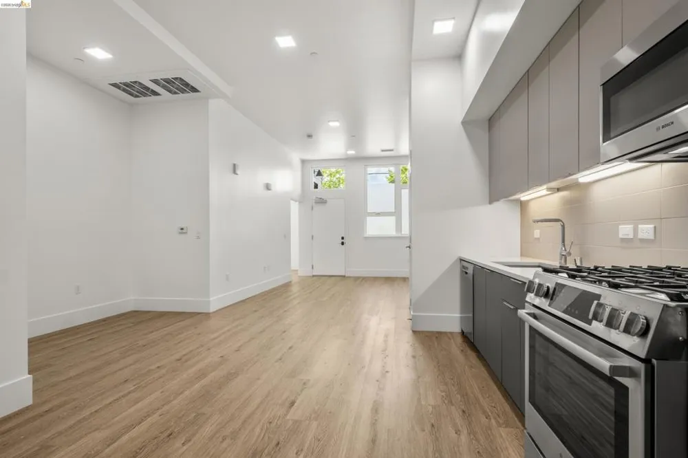 1545 32nd Street #110 Oakland, CA 94608