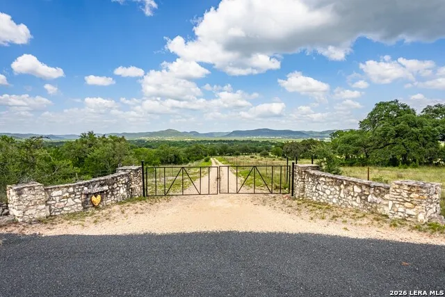 1040 Panther Hill Road Vanderpool, TX 78885