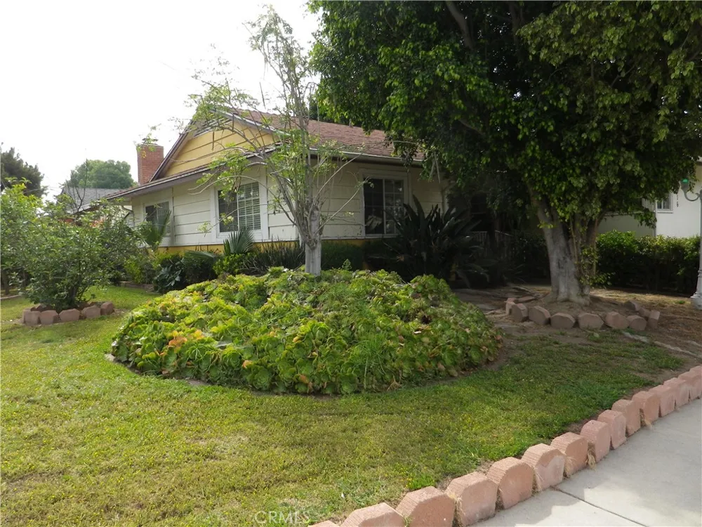 9916 Whitaker Avenue North Hills, CA 91343
