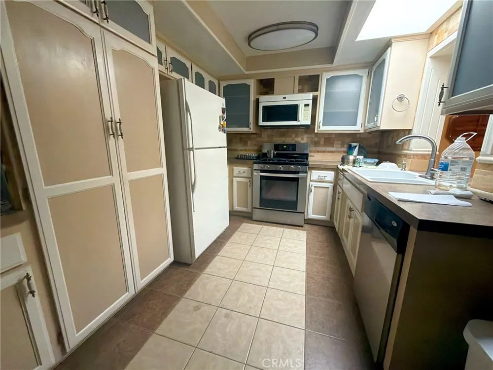 2410 El Toro Hemet, CA 92545