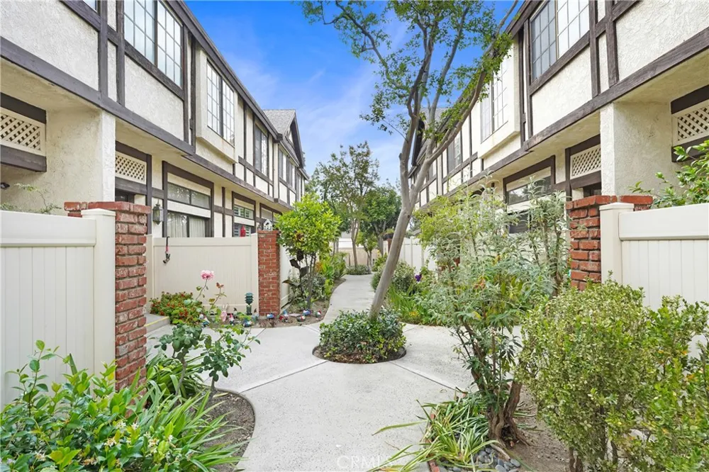 20737 Roscoe Boulevard #203 Winnetka, CA 91306