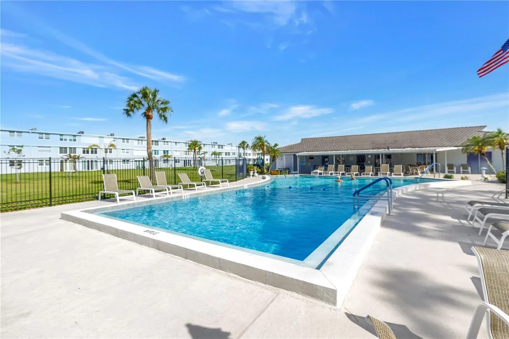 4720 LOCUST STREET NE #318 St Petersburg, FL 33703