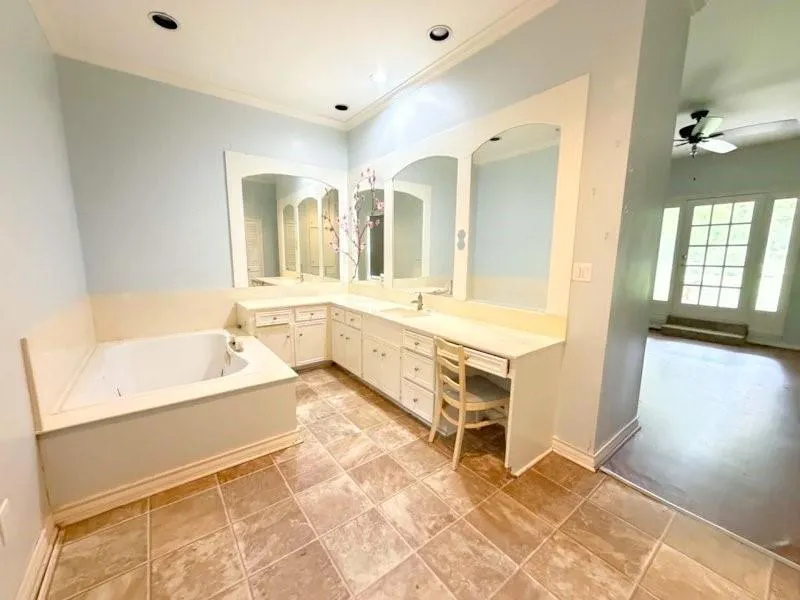 1123 Creekwood Street Crockett, TX 75835