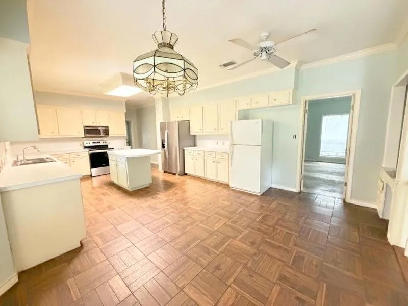 1123 Creekwood Street Crockett, TX 75835