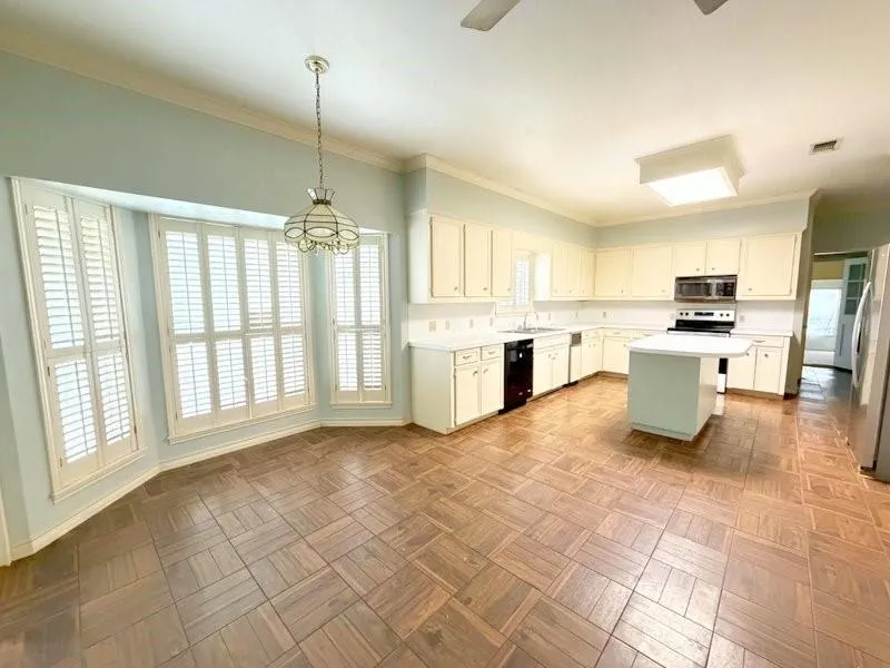 1123 Creekwood Street Crockett, TX 75835
