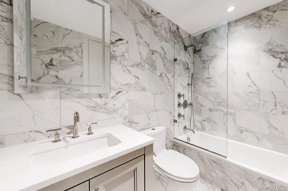 641 5th Avenue #29D New York (Manhattan), NY 10022