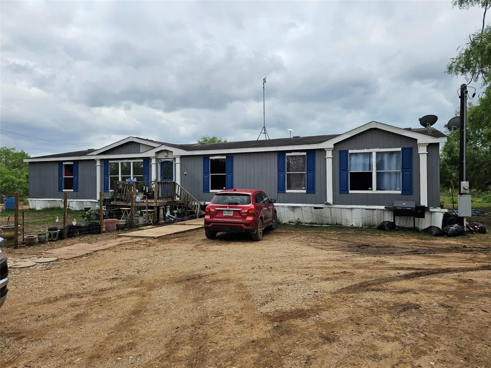 608 Country Breeze Floresville, TX 78114