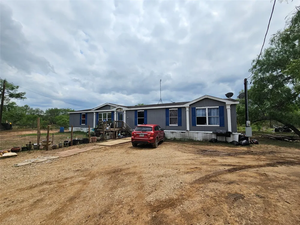 608 Country Breeze Floresville, TX 78114