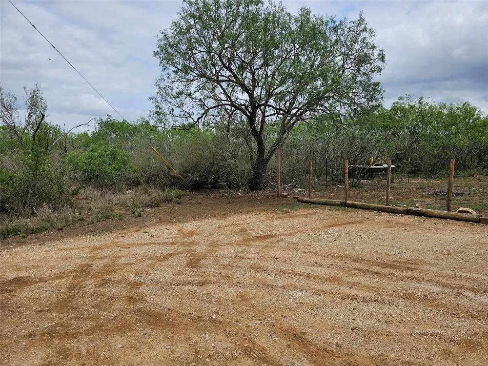 608 Country Breeze Floresville, TX 78114