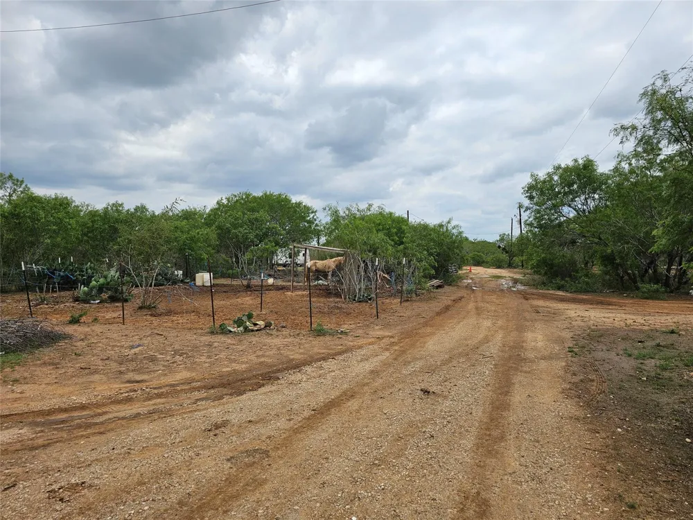 608 Country Breeze Floresville, TX 78114