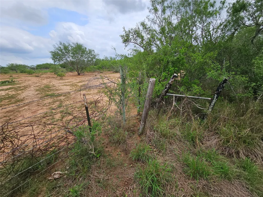 608 Country Breeze Floresville, TX 78114
