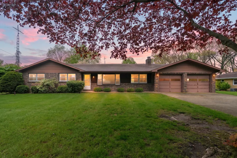 2286 Shiawasee Lane Stevensville, MI 49127