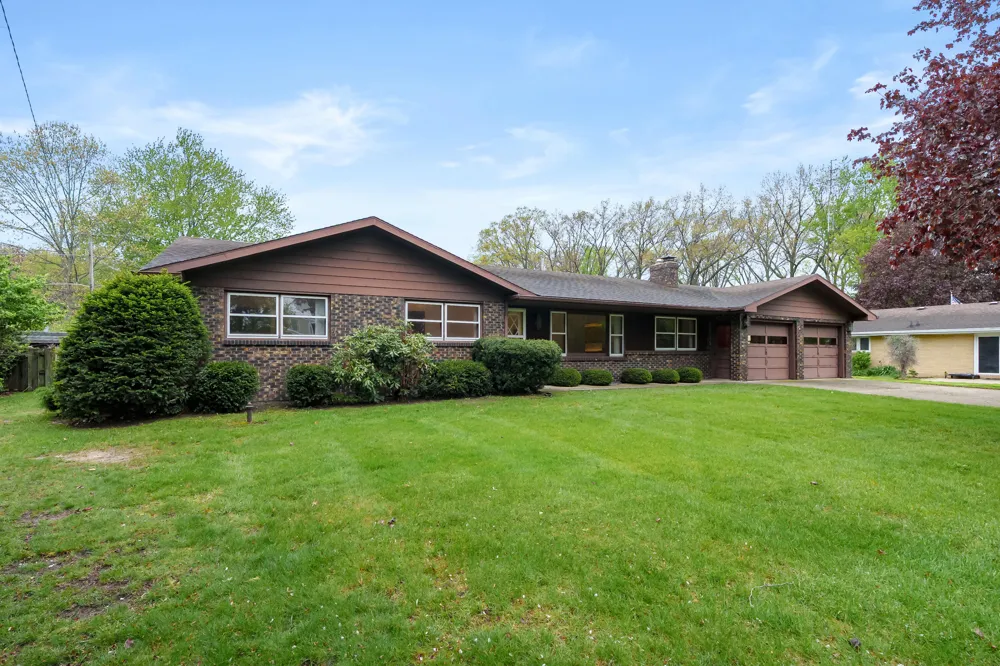 2286 Shiawasee Lane Stevensville, MI 49127