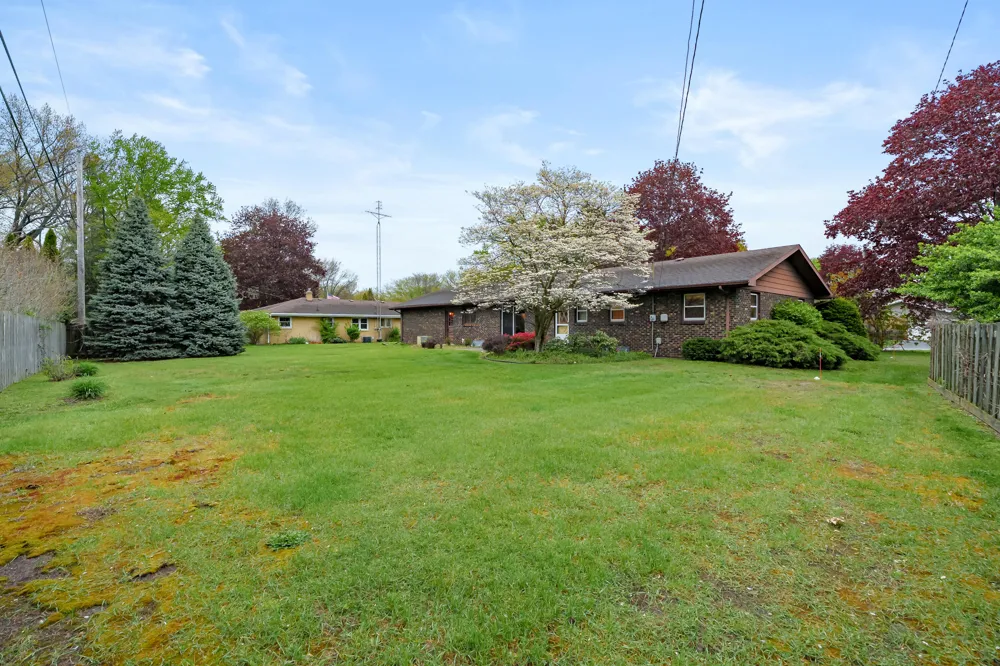 2286 Shiawasee Lane Stevensville, MI 49127