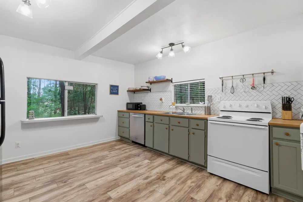 465 Creek Drive Onalaska, TX 77360